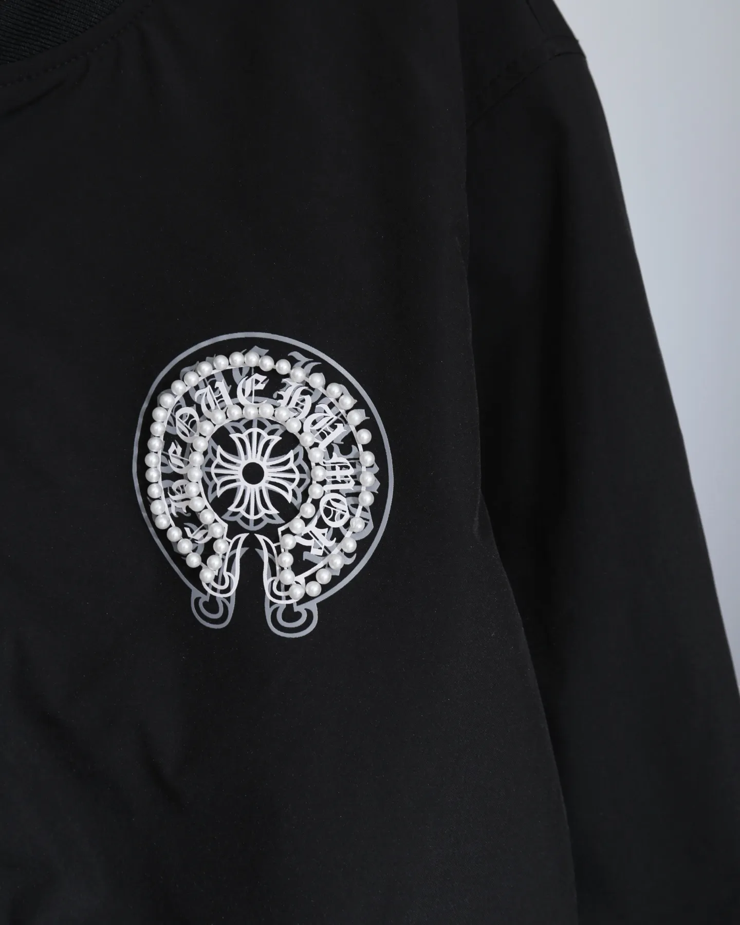 P310 Chrome Hearts / Chrome Hearts Beaded Baseball Jacket - Genuine pattern, 1:1 comparison of every detail! The upper body style is suitable for celebrities and Internet celebrities, and the style is loose and not flattering on the figure! - All accessories are made from molds. There are four cross rivets on the whole dress. The two cross rivets on the sleeves are definitely the biggest highlight this year! - The same style for men and women, no matter the body shape, the upper body is handsome! Color: Black Size: S-XL